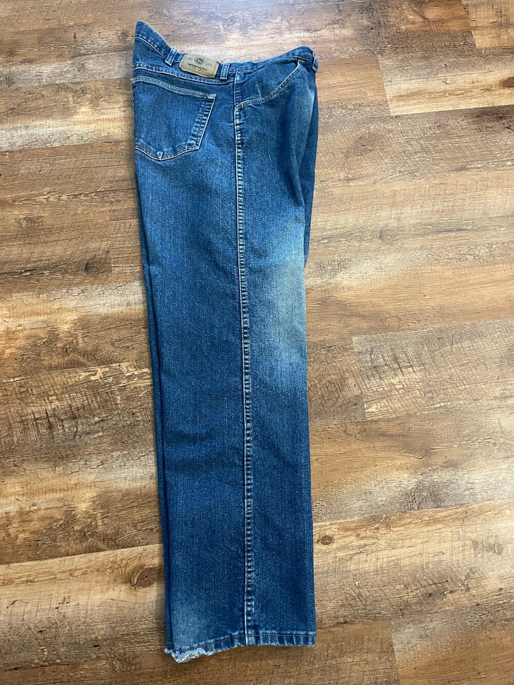 Wrangler Men's distressed denim blue jeans 40 x 32